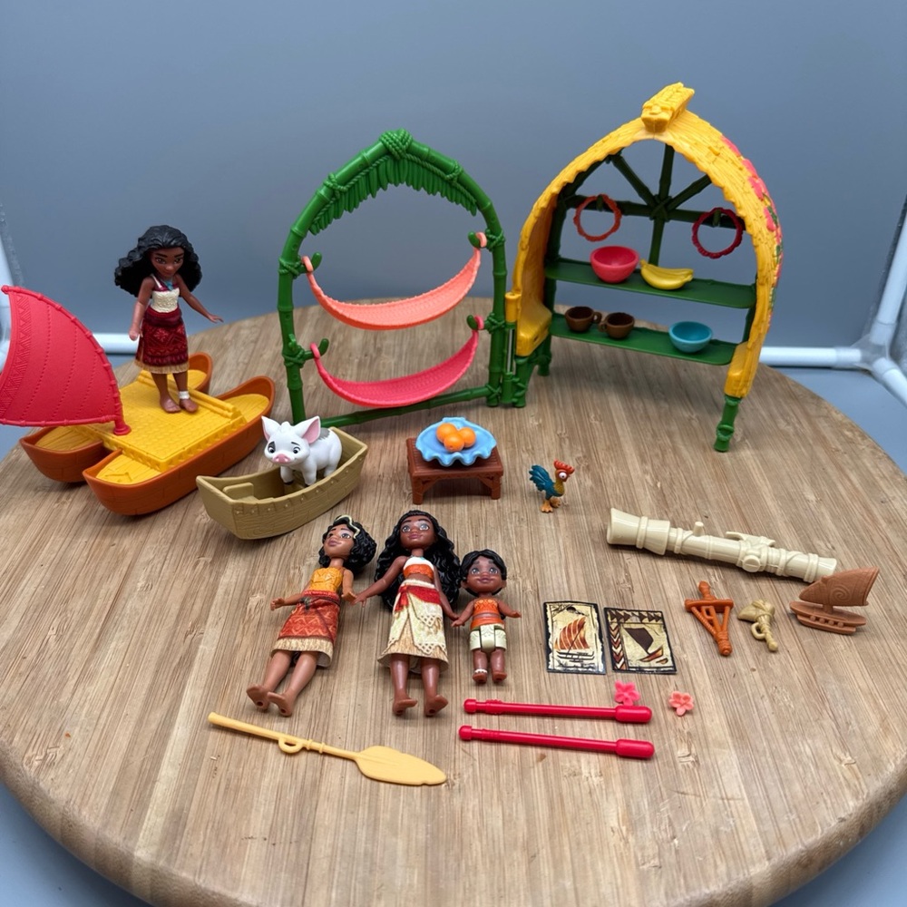 Disney Moana and Simea Village Home Playset With Figures and Accessories Lot EUC